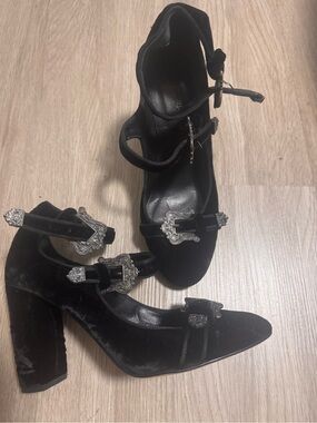TBlack Velvet Block Heel Mary Jane Pumps with Decorative Silver Buckles